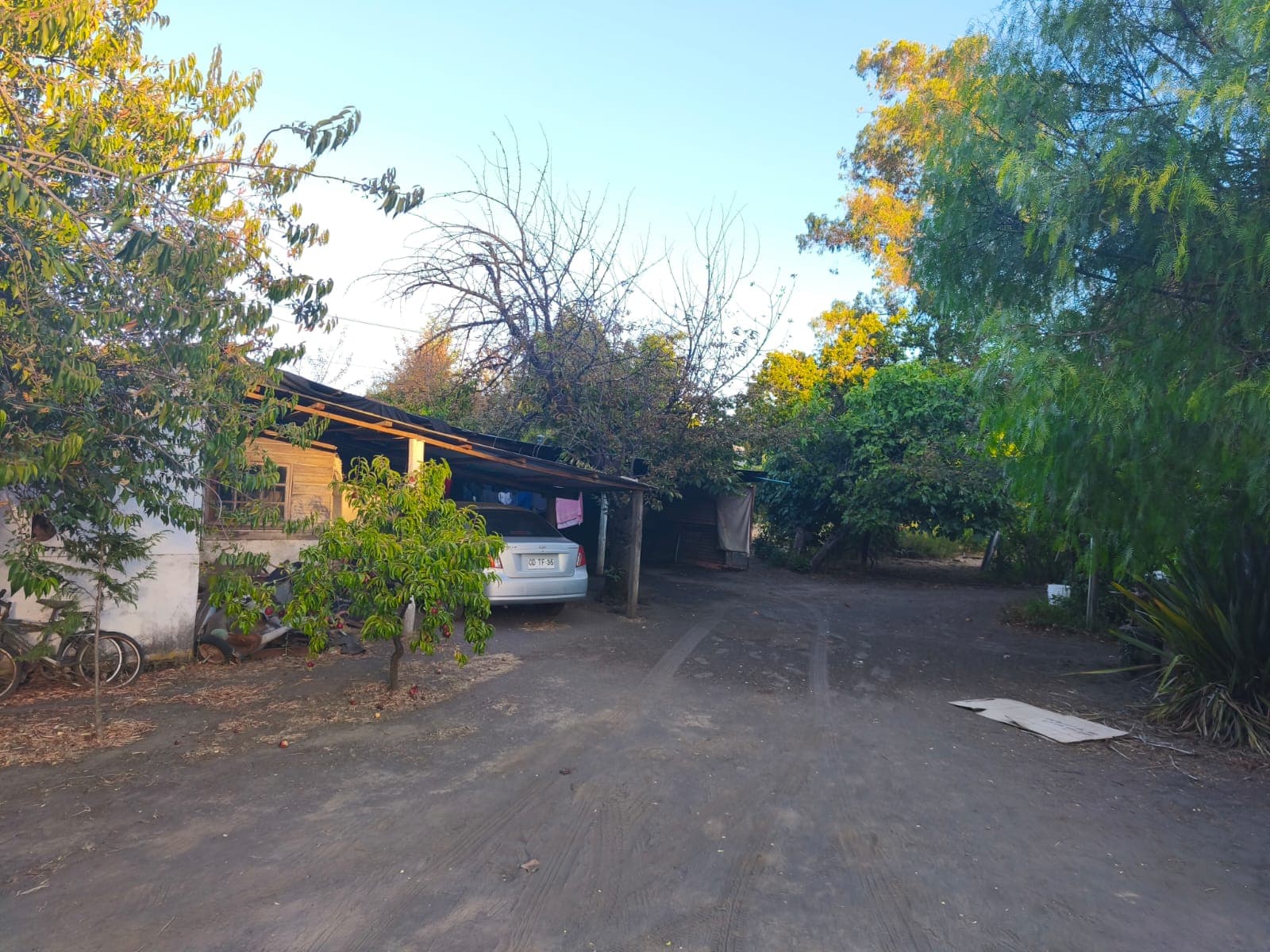 Casa patronal y espacio techado para vehículos