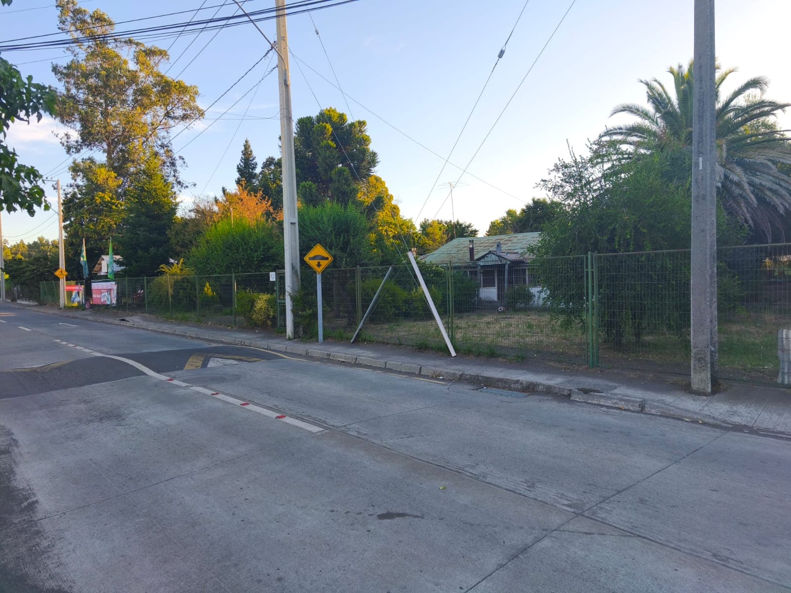 Acceso pavimentado y frente urbano del sector